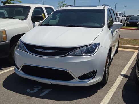 Used 2019 Chrysler Pacifica Touring-L Plus FWD image 1