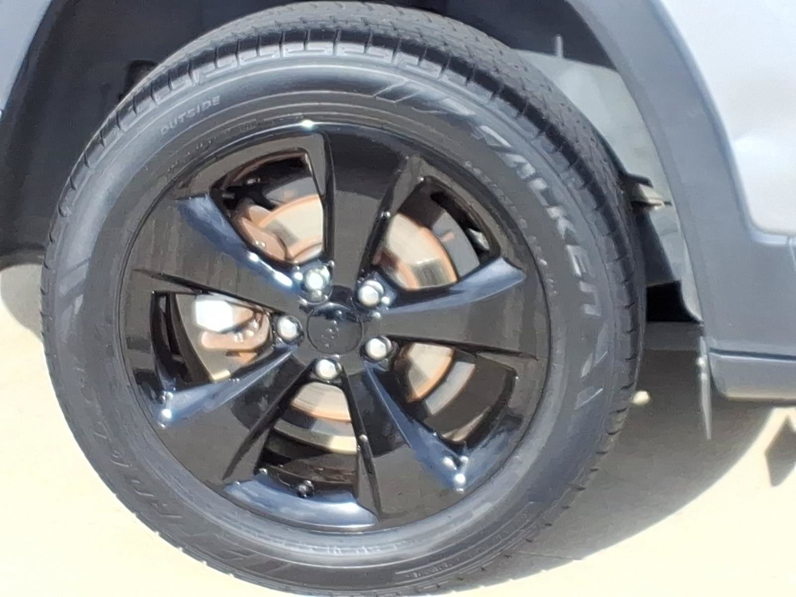 Used 2018 Jeep Cherokee Latitude w/ Altitude Package FWD image 5