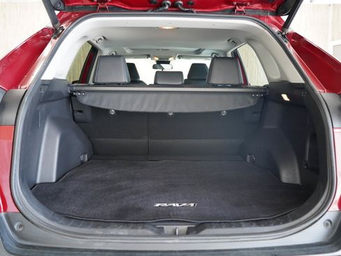Used 2019 Toyota RAV4 XLE Premium FWD image 36
