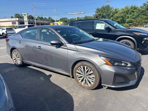 Used 2024 Nissan Altima 2.5 SV w/ SV Premium Package FWD image 4