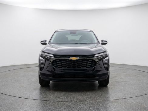 Used 2025 Chevrolet Trax LT FWD image 2