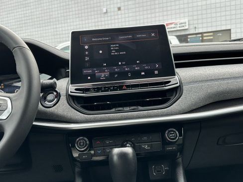 Used 2024 Jeep Compass Latitude image 27