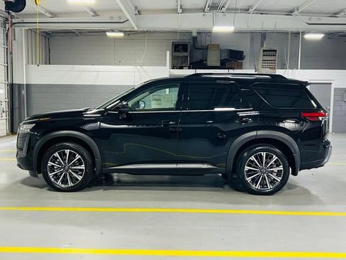 New 2026 Nissan Pathfinder Platinum FWD image 16