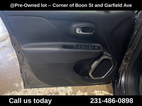 Used 2018 Jeep Renegade Limited w/ UConnect 8.4 Nav Group AWD/4WD image 15