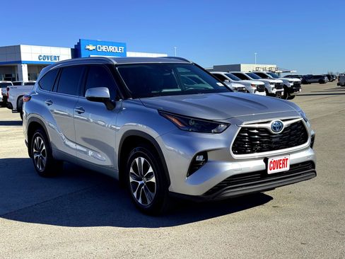 Used 2022 Toyota Highlander XLE image 4