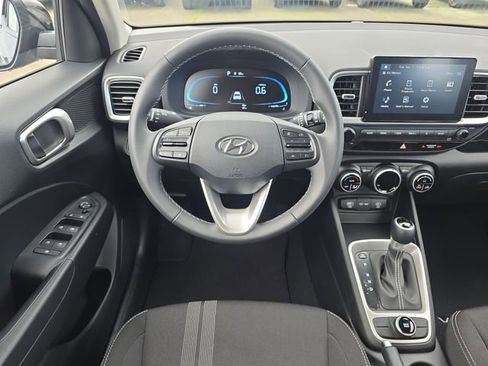 Used 2025 Hyundai Venue SEL FWD image 17