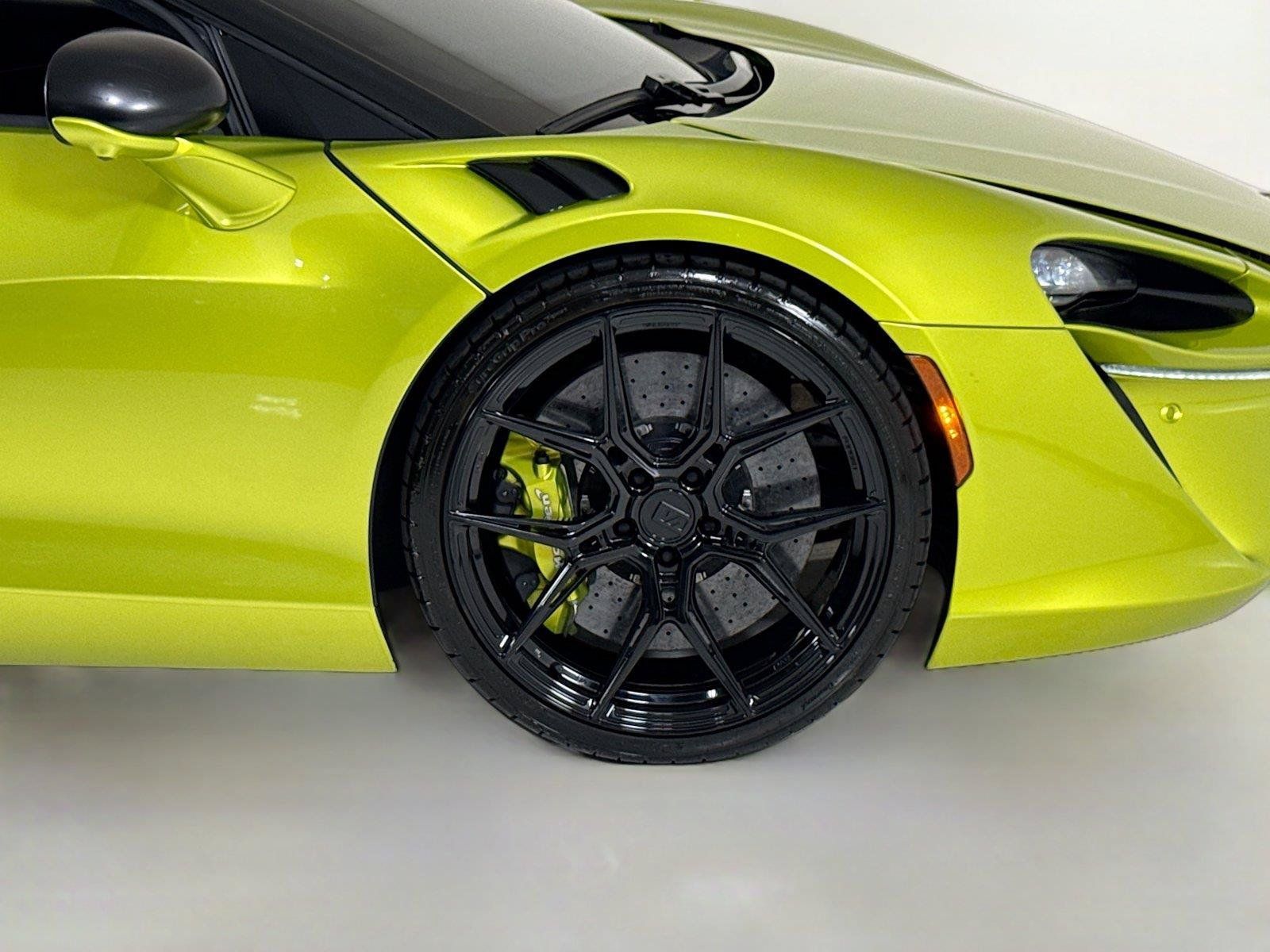 Used 2023 McLaren Artura RWD image 30