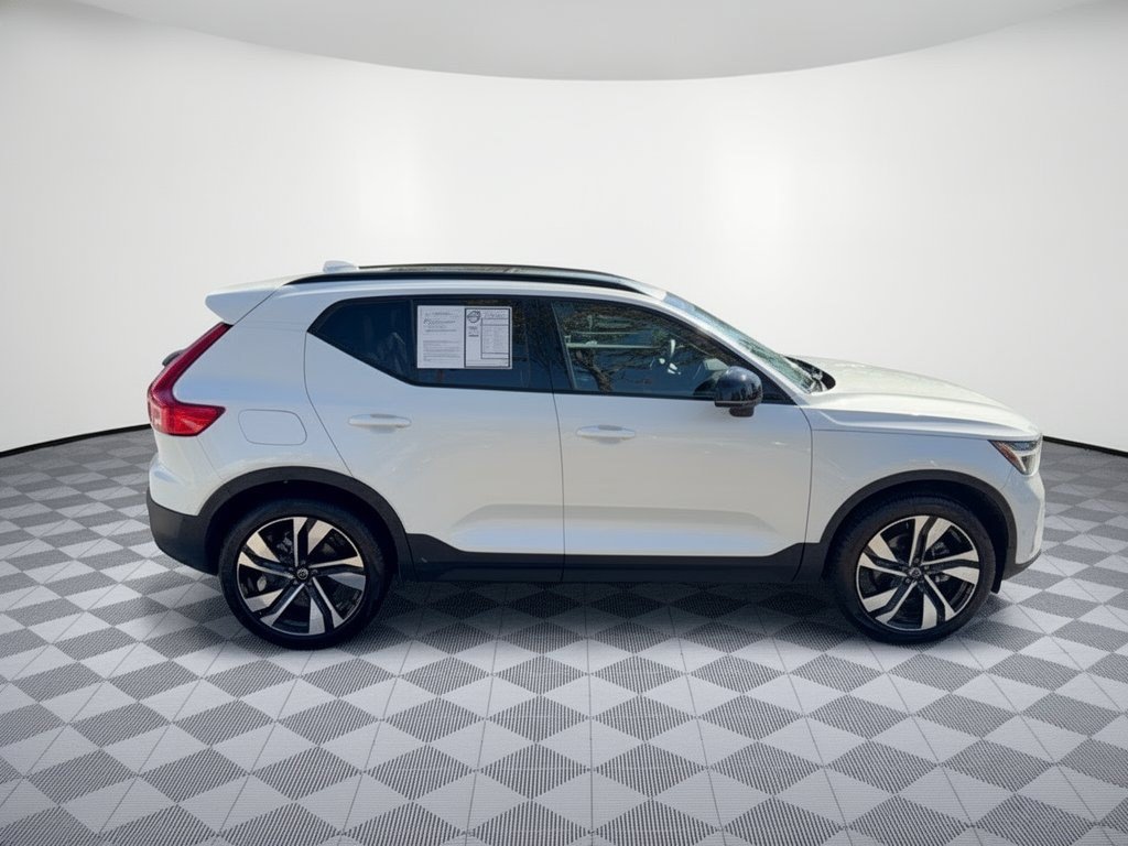 Used 2025 Volvo XC40 B5 Ultra AWD/4WD image 8