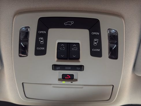 Used 2025 Toyota Sienna XLE image 28