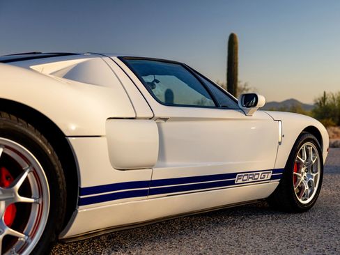 Used 2005 Ford GT RWD image 32
