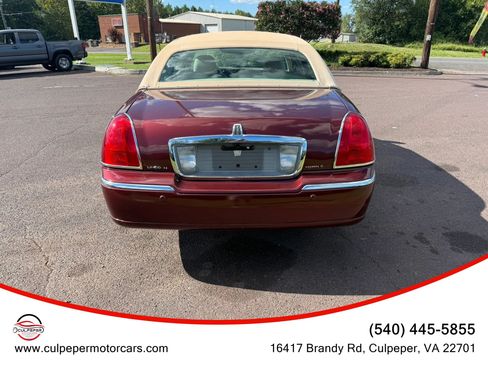 Used 2004 Lincoln Town Car Signature RWD image 4