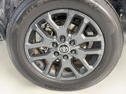 Used 2025 Toyota Tundra Platinum AWD/4WD image 33