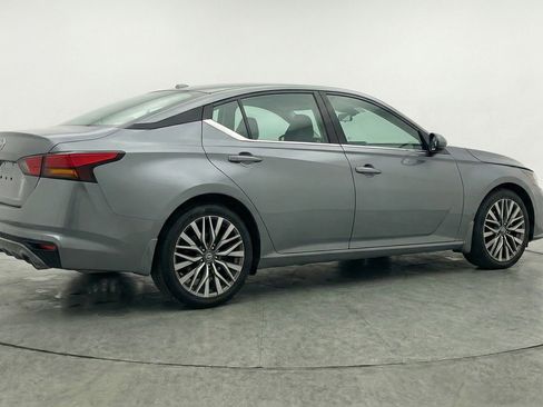 Used 2025 Nissan Altima 2.5 SV image 9
