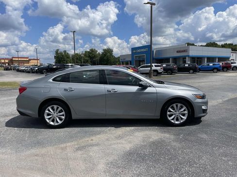 Used 2025 Chevrolet Malibu LT FWD image 2