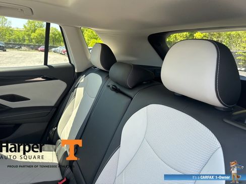 Used 2025 Volkswagen Tiguan SE w/ Panoramic Sunroof Package image 9