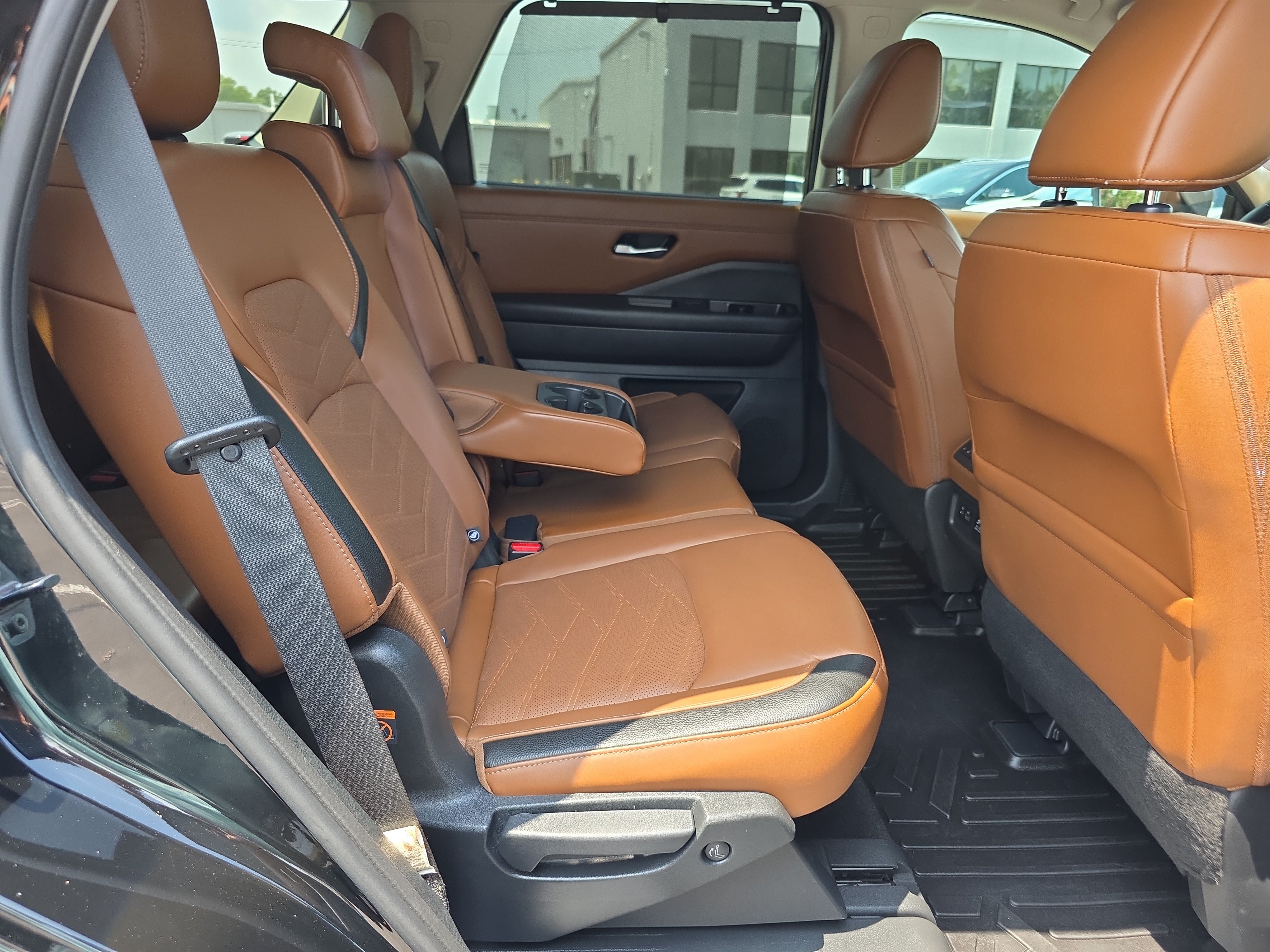 Used 2023 Nissan Pathfinder Platinum w/ Black Appearance Package FWD image 15