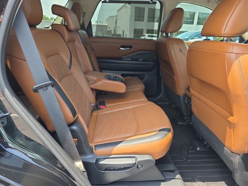 Used 2023 Nissan Pathfinder Platinum w/ Black Appearance Package FWD image 15