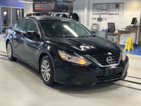 Used 2017 Nissan Altima 2.5 S w/ Power Driver Seat Package FWD image 3