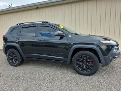 Used 2015 Jeep Cherokee Trailhawk AWD/4WD image 2