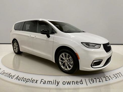 Used 2026 Chrysler Pacifica Limited FWD image 7