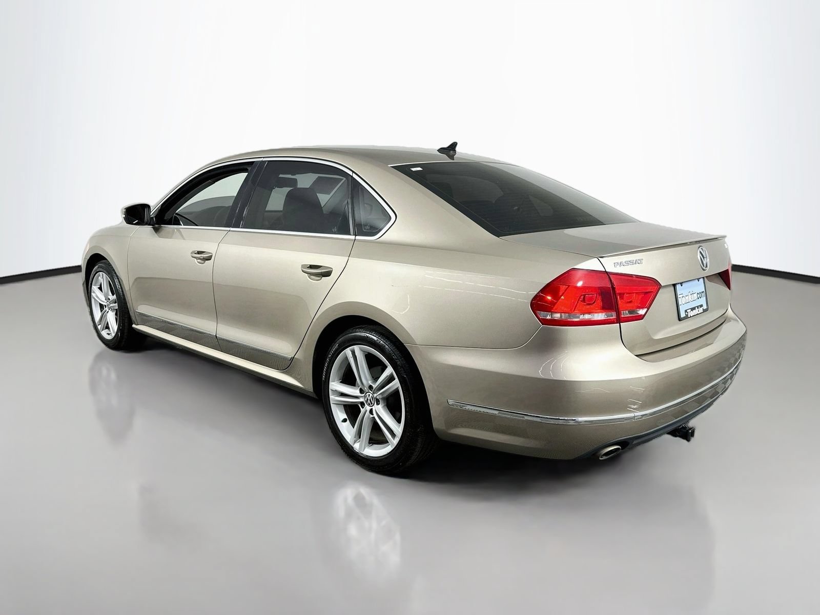 Used 2015 Volkswagen Passat TDI SEL Premium FWD image 5