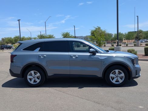 Certified 2025 Kia Sorento LX FWD image 6