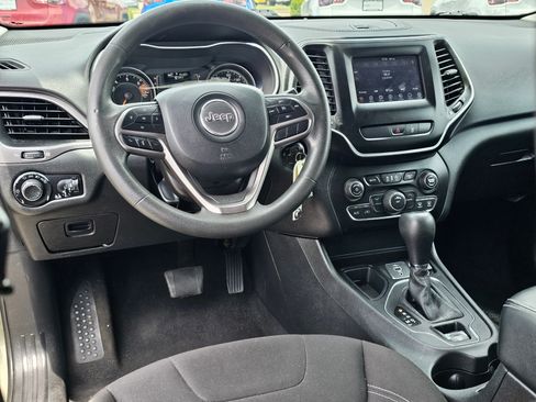 Used 2021 Jeep Cherokee Latitude FWD image 31