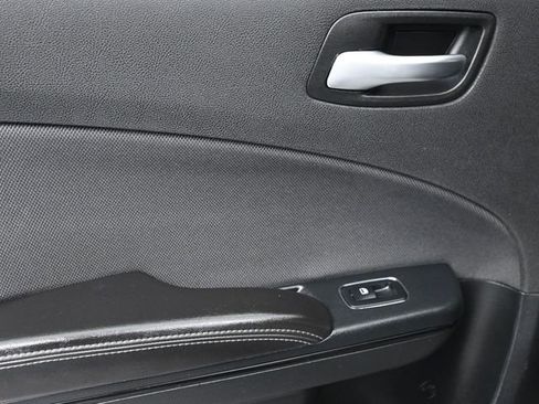 Used 2018 Dodge Charger SXT w/ Blacktop Package image 9