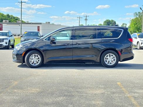 Certified 2023 Chrysler Pacifica Touring-L FWD image 4