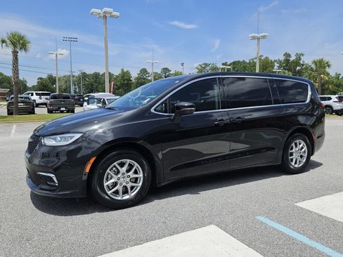 Used 2023 Chrysler Pacifica Touring-L w/ Uconnect Theater Family Group FWD image 2