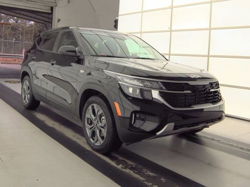 Used 2021 Toyota RAV4 XLE w/ Convenience Package image 2