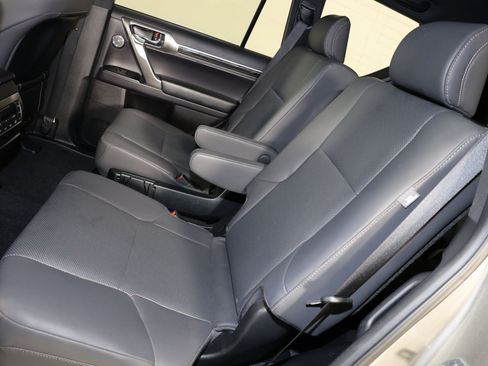 Used 2023 Lexus GX 460 Premium w/ Accessory Package AWD/4WD image 11