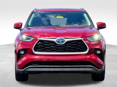 Used 2021 Toyota Highlander XLE FWD image 2