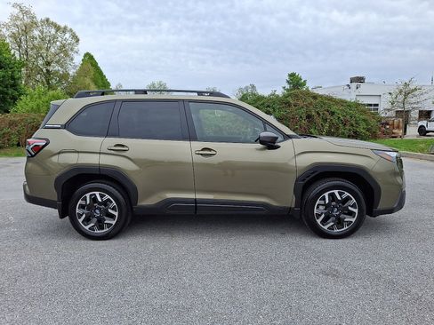 Certified 2025 Subaru Forester Premium AWD/4WD image 7
