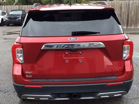 Used 2022 Ford Explorer XLT w/ Equipment Group 202A image 6