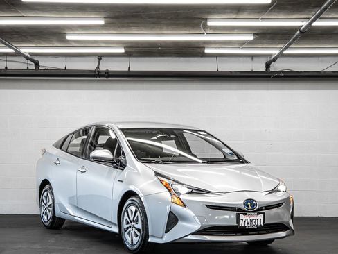 Used 2017 Toyota Prius Three image 7