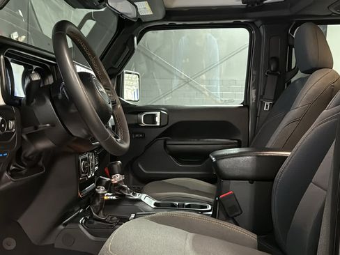 Used 2024 Jeep Wrangler Unlimited w/ Convenience Group AWD/4WD image 10