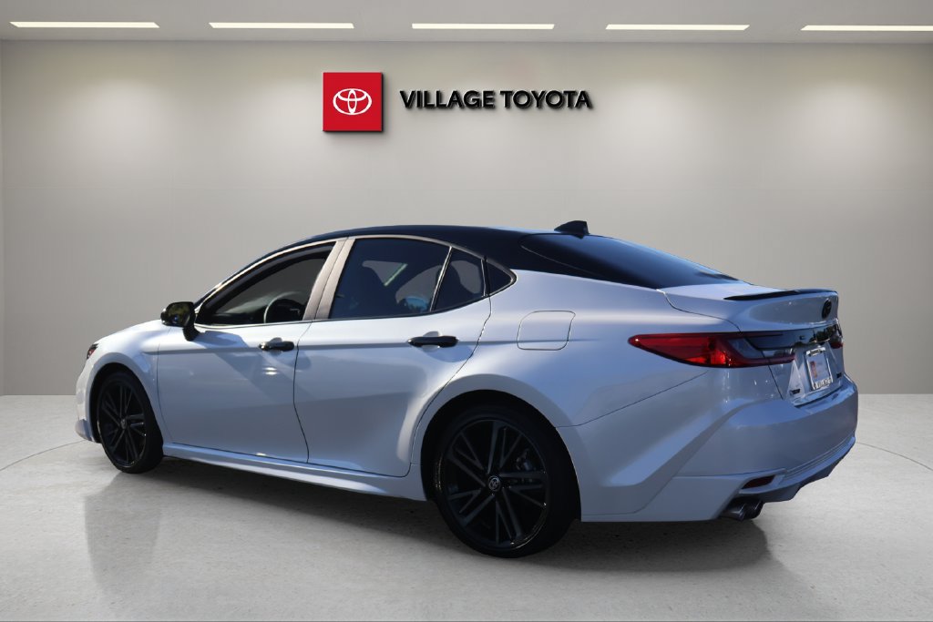 Used 2025 Toyota Camry XSE FWD image 3