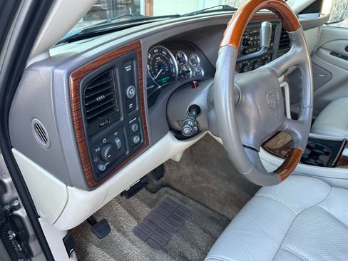 Used 2002 Cadillac Escalade EXT image 25