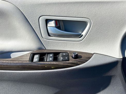 Used 2020 Toyota Sienna XLE image 18