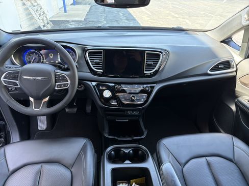 Used 2025 Chrysler Pacifica Select FWD image 31