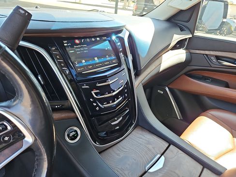 Used 2020 Cadillac Escalade ESV Premium Luxury AWD/4WD image 17