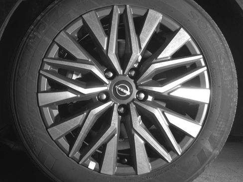 Used 2025 Nissan Altima 2.5 SV FWD image 12