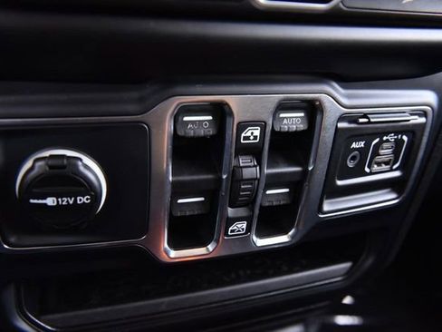 Used 2018 Jeep Wrangler Unlimited Sahara w/ Uconnect 4C Nav & Sound Group image 15