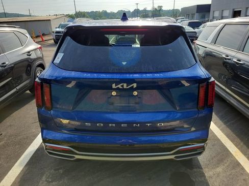 Used 2022 Kia Sorento EX w/ Panoramic Sunroof Package FWD image 5