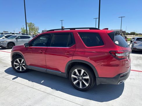 Used 2025 Honda Pilot Touring image 3