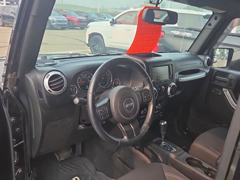 Used 2015 Jeep Wrangler Unlimited Sahara w/ Connectivity Group AWD/4WD image 18