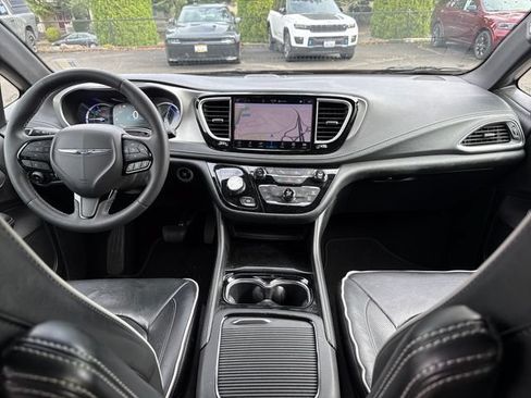 Used 2024 Chrysler Pacifica Premium FWD image 7