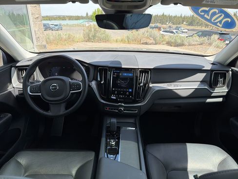 Used 2025 Volvo XC60 B5 Core AWD/4WD image 10