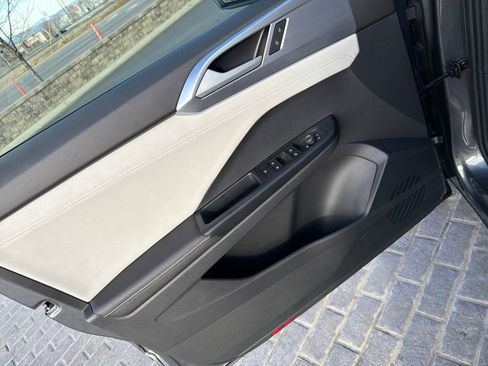 Certified 2025 Volkswagen Taos SE image 13